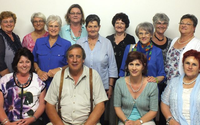 ‘n Deel van die NG Vrouediens, met Wickus Leeuwner voor 2de van links en Elcine Hulme wat links van hom staan